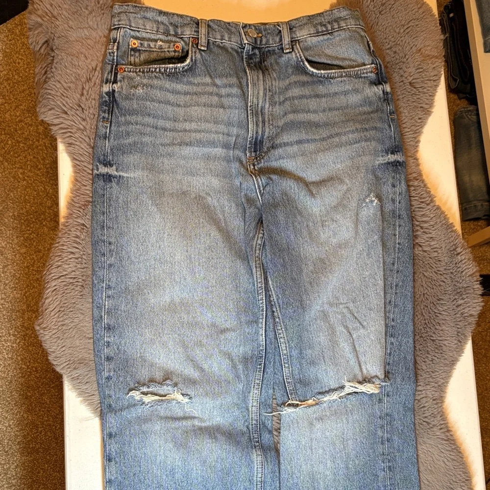 Zara Distressed Denim Jeans - Picture 2 of 4